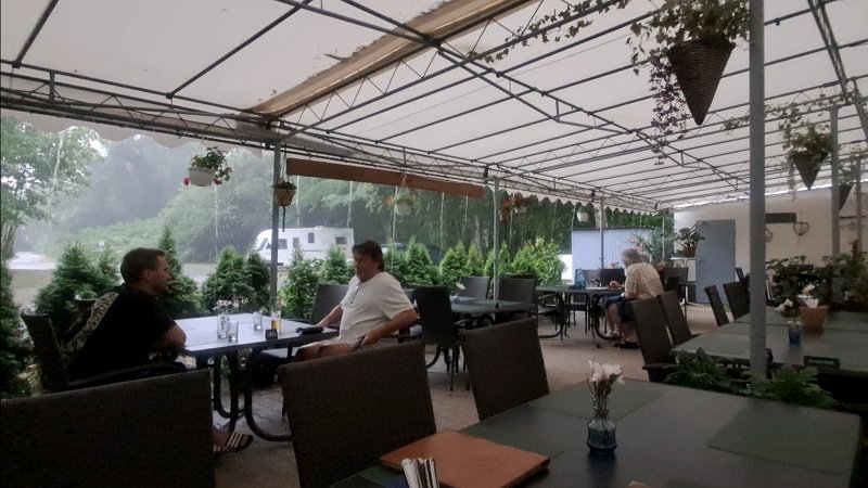 Screenshot 2026-07-19 154737.jpg - Plötzlich fängt es heftig an zu regnen! Wir sind etwas früher als die anderen und kommen so gerade noch "trocken" ins Restaurant. Es wurde dann aber dennoch ein lustiger und schöner Abend! ;-)